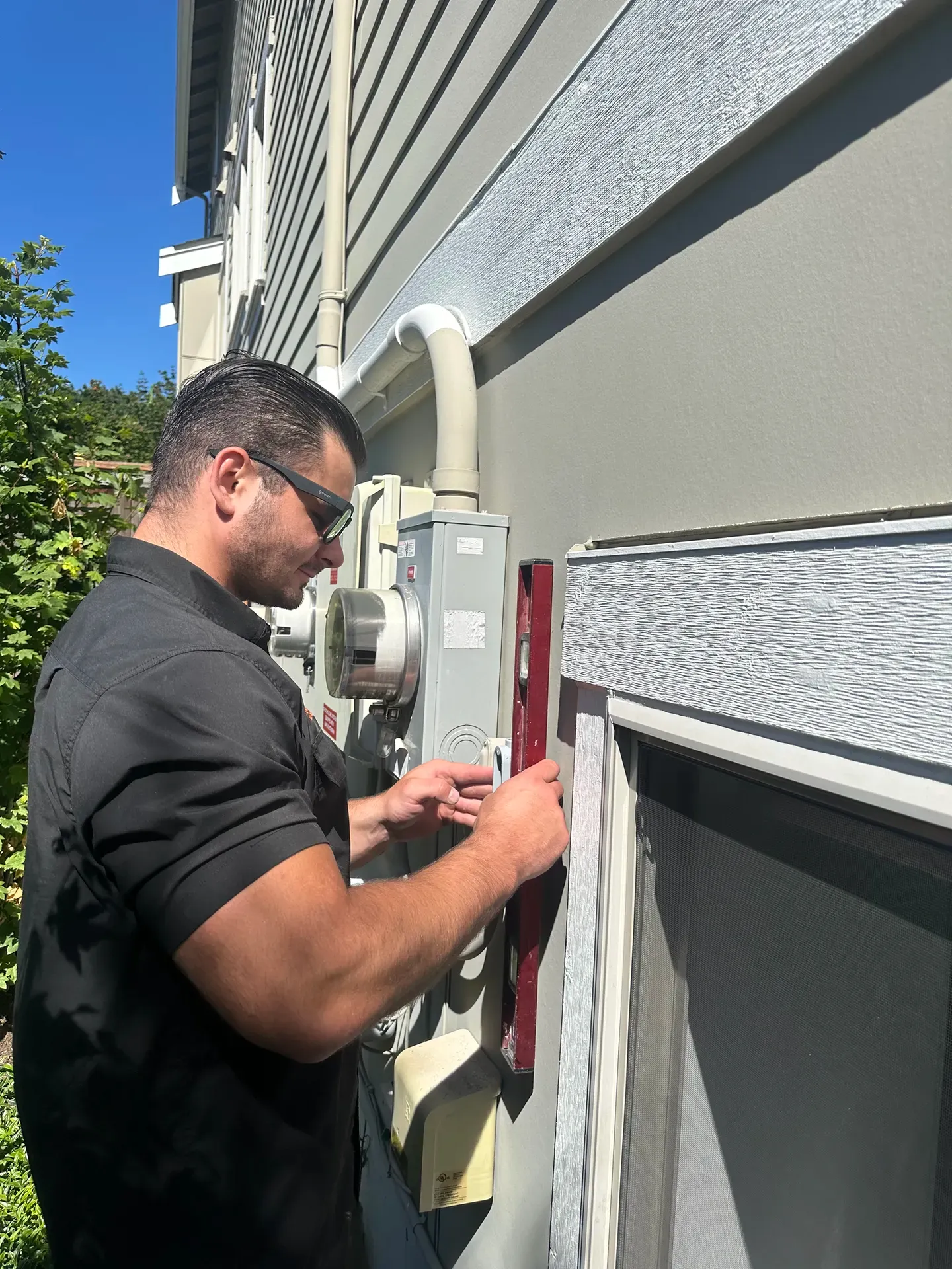 In Charge Home Electric electrician troubleshooting electrical work